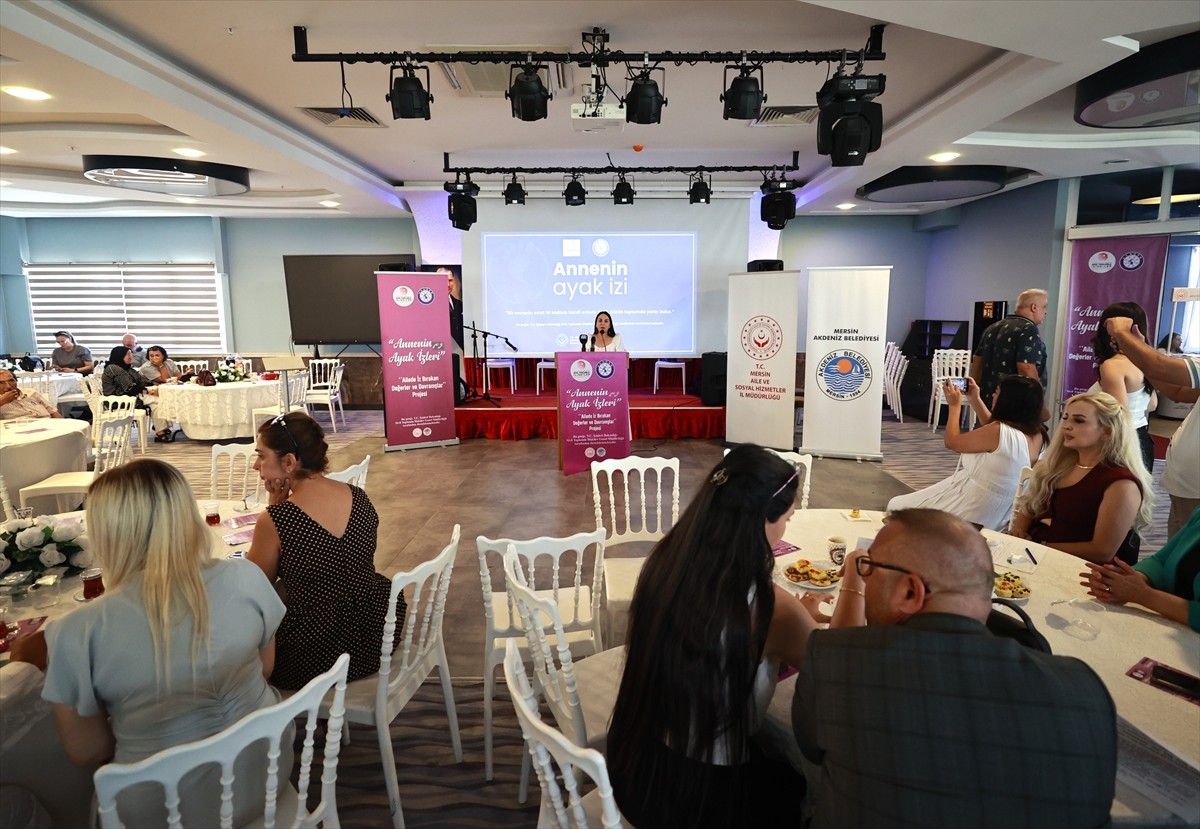 Mersin'de Uluslararası Kadın ve Girişimciler Derneği (UKADER) tarafından hayata geçirilen "Annenin...