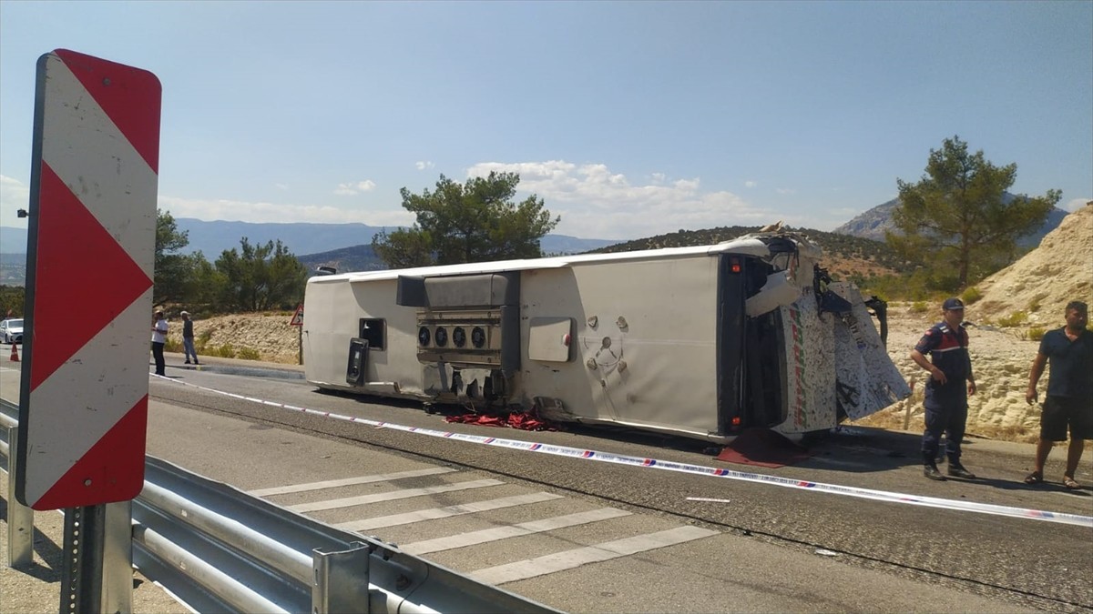Mersin'in Mut ilçesinde tır yolcu otobüsüne çarptı. İhbar üzerine bölgeye jandarma, itfaiye ve...