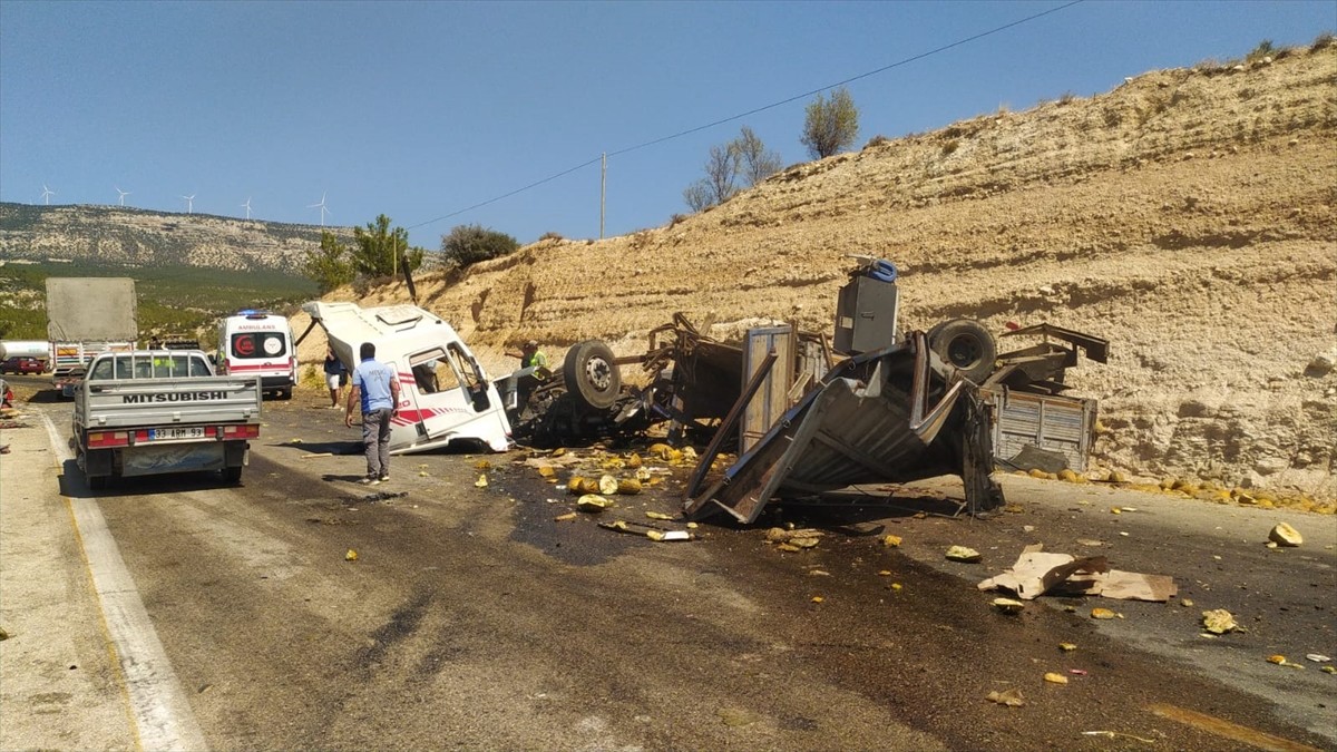 Mersin'in Mut ilçesinde tır yolcu otobüsüne çarptı. İhbar üzerine bölgeye jandarma, itfaiye ve...