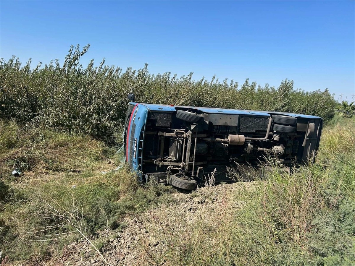 Mersin'in Tarsus ilçesinde hükümlüleri taşıyan cezaevi aracının devrilmesi sonucu 8'i jandarma...