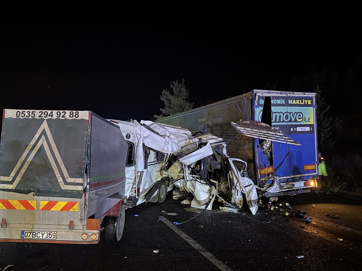 Mersin'in Tarsus ilçesinde tarım işçilerini taşıyan minibüsün tıra çarpması sonucu 3 kişi öldü, 16...