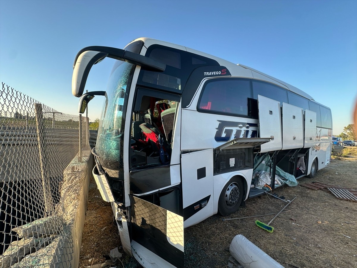 Mersin'in Tarsus ilçesinde yolcu otobüsünün refüje çarpması sonucu 4 kişi yaralandı.