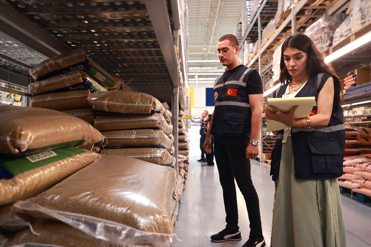 Mersin Ticaret İl Müdürlüğü ekipleri, marketlerde gıda ve ihtiyaç malzemelerine yönelik denetim...