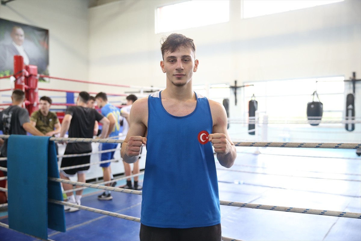 Milli boksör Mustafa Ömer Şahin, Avrupa Gençler Şampiyonası'nda altın madalya kazanma hedefiyle...