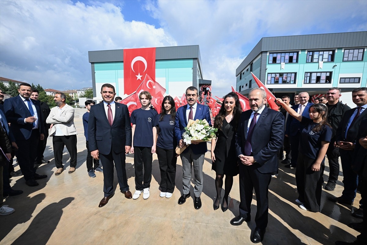 Milli Eğitim Bakanı Yusuf Tekin (sağ 3), Düzce Esin Olcay Anadolu Lisesi'nin açılış törenine...