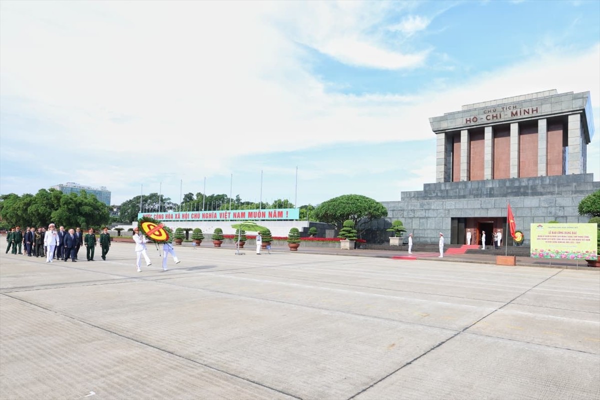 Milli Savunma Bakanı Yaşar Güler, Vietnam Savunma Bakanı Phan Van Giang'ın resmi davetlisi olarak...