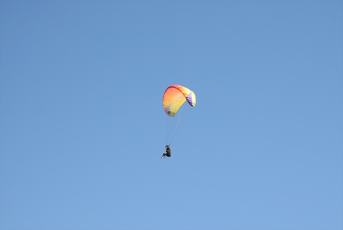 Milli sporcu Harun Karateke, Yamaç Paraşütü Dünya Akro Kupası'nda elde ettiği 3'üncülük kupasını...