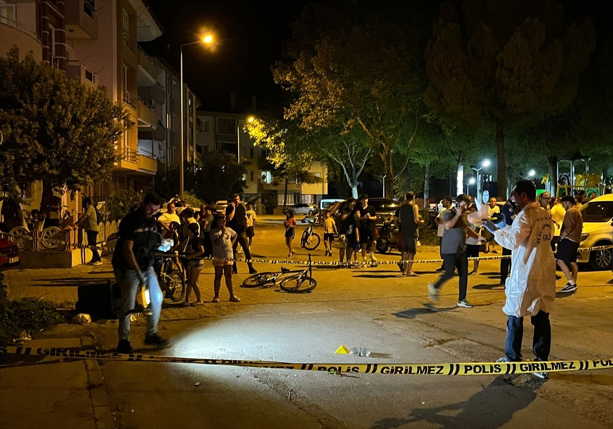 Muğla'da belediye başkanının ailesinin evine yanıcı madde atan 2 şüpheli gözaltına alındı. Muğla...