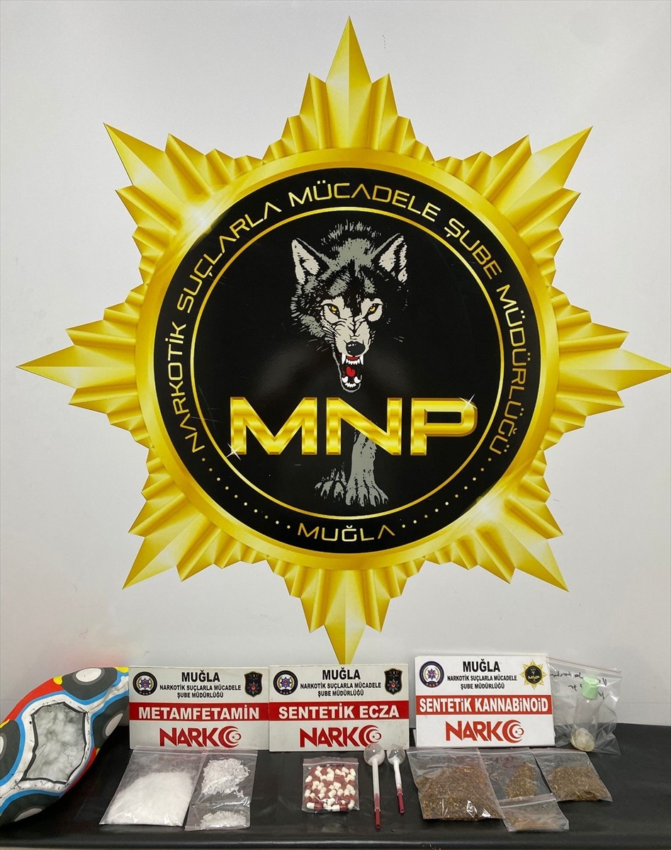 Muğla'da düzenlenen uyuşturucu operasyonunda gözaltına alınan 2 zanlıdan biri tutuklandı....