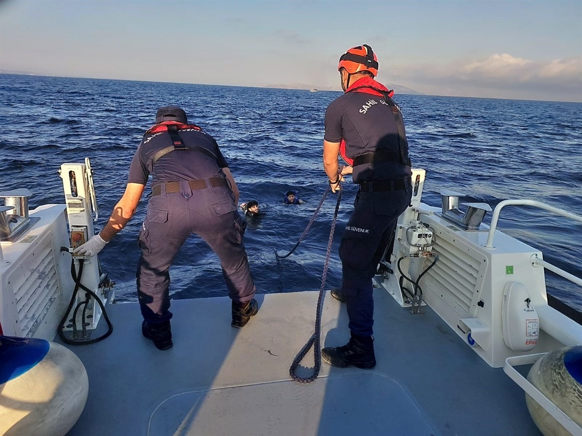 Muğla'nın Bodrum ilçesi açıklarında yasa dışı yollarla yüzerek yurt dışına geçmeye çalışan 5...