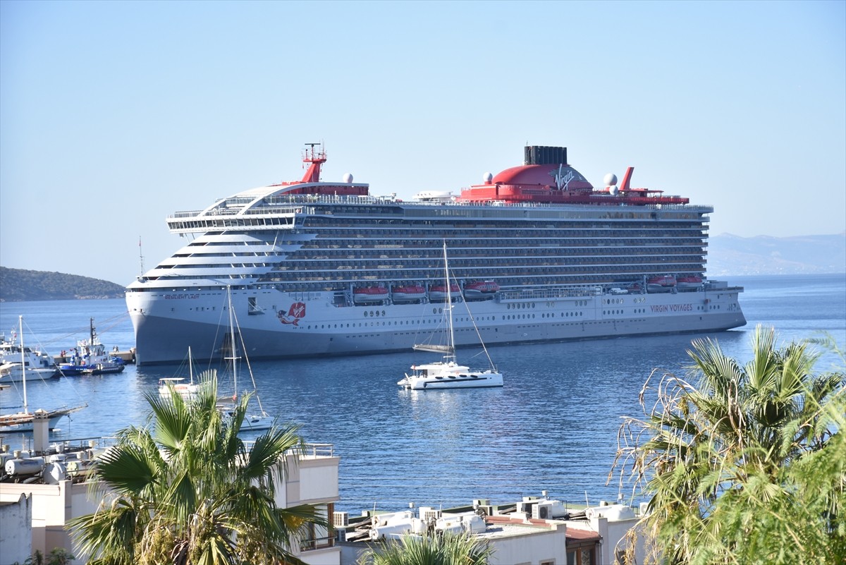 Muğla'nın Bodrum ilçesine, "Resilient Lady" ve "SeaDream I" kruvaziyerleri 2 bin 611 yolcu...
