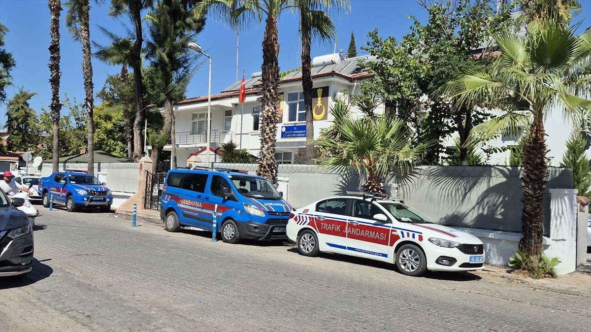 Muğla'nın Köyceğiz ilçesinde belediye başkan yardımcısı, sahte yapı kullanım belgesi düzenleyerek...