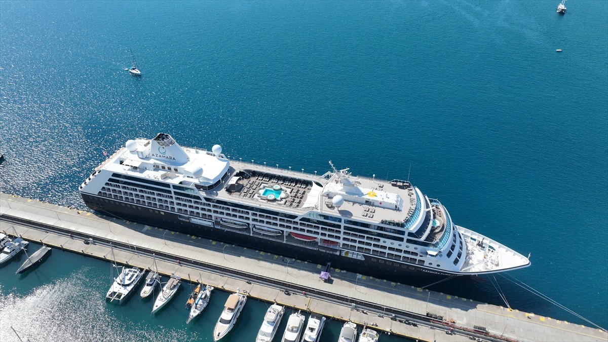 Muğla'nın Marmaris ilçesine gelen "Azamara Pursuit " isimli kruvaziyer 680 yolcu getirdi. Malta...
