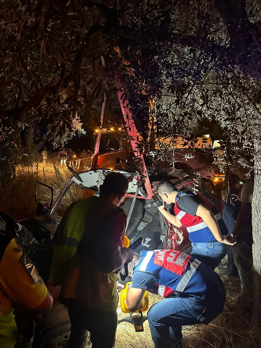 Muğla'nın Milas ilçesinde otomobilin şarampole devrilerek ağaca çarpması sonucu 2 kişi yaşamını...