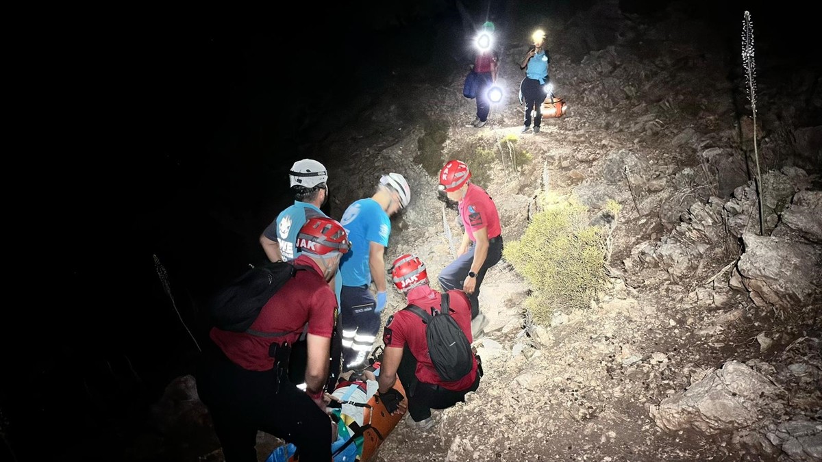 Muğla'nın Seydikemer ilçesindeki Likya Yolu'nda bulundukları alanda mahsur kalan 3 kişi...