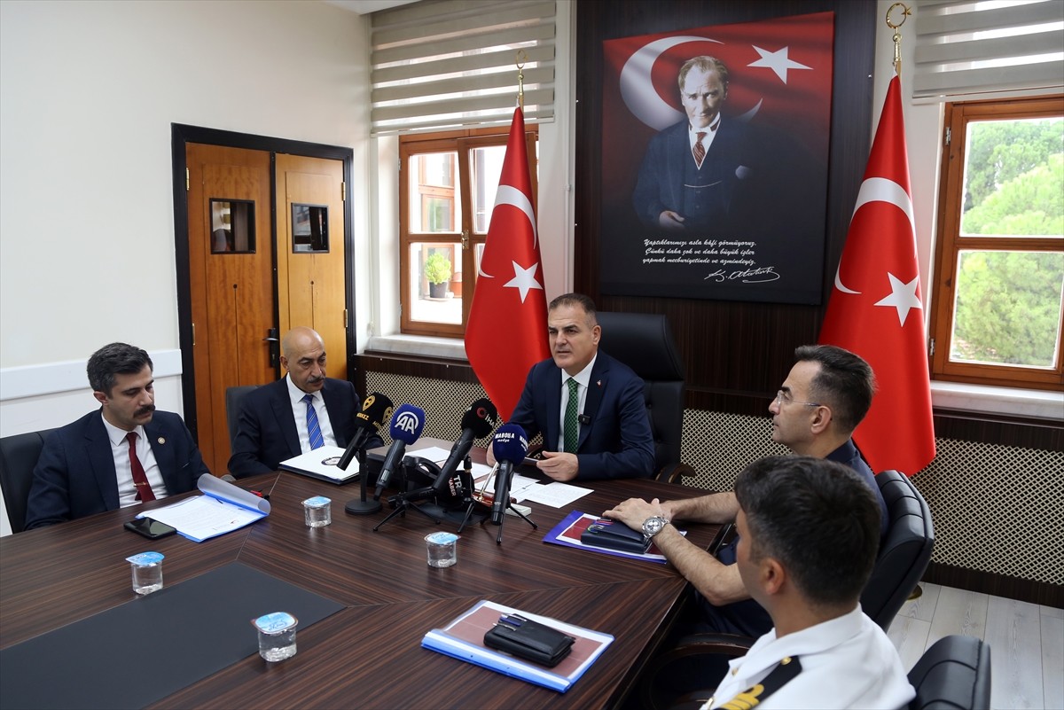 Muğla Valisi İdris Akbıyık, Valilik 75. Yıl Salonu'nda düzenlenen toplantıda gazetecilere, 19...