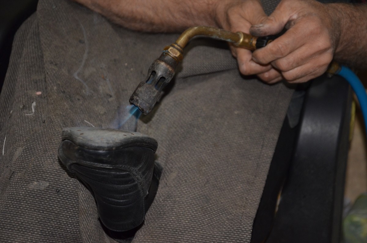 Muş'ta 60 yaşındaki ayakkabı tamircisi Fikret Tekin, babasından devraldığı mesleği 45 yıldır...