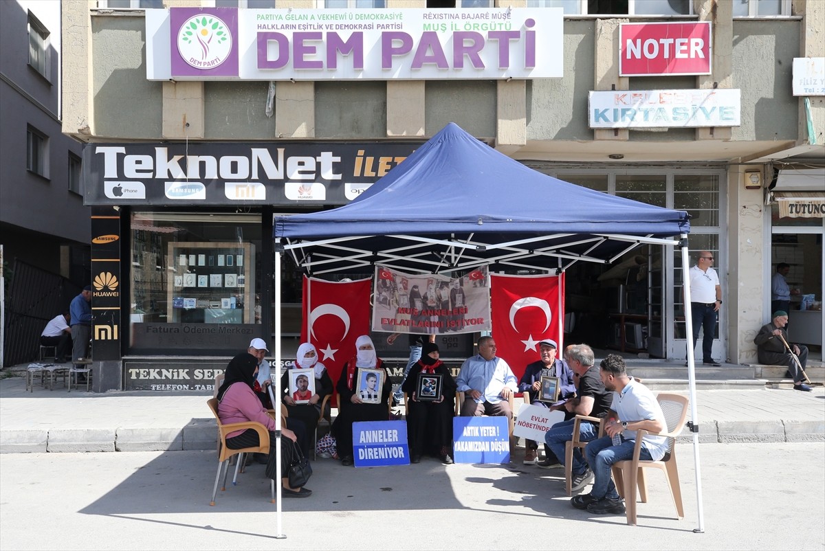 Muş'ta çocukları terör örgütü PKK tarafından kaçırılan aileler, DEM Parti İl Başkanlığı binası...