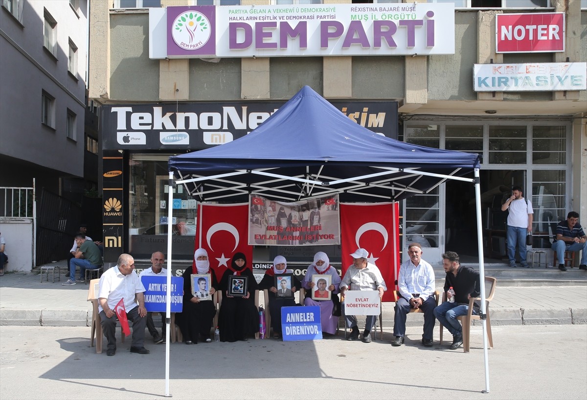 Muş'ta çocukları terör örgütü PKK tarafından kaçırılan aileler, DEM Parti İl Başkanlığı binası...