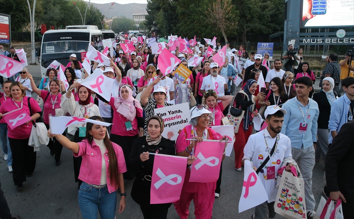 Muş'ta Genç Birikim Derneğince düzenlenen "12. Uluslararası Onkoloji Günleri" kapsamında yürüyüş...