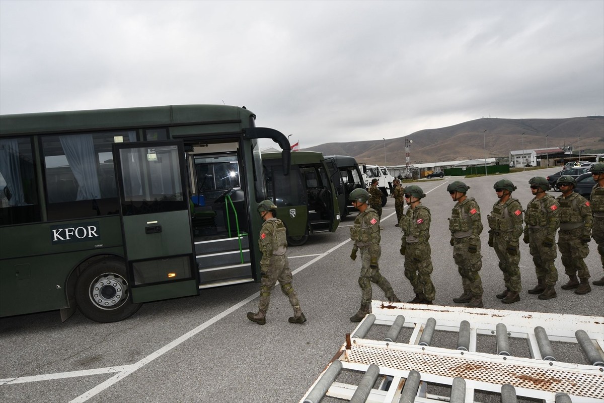 NATO'nun Kosova'daki Barış Gücü (KFOR), ihtiyat birliği rotasyon planlanması kapsamında...