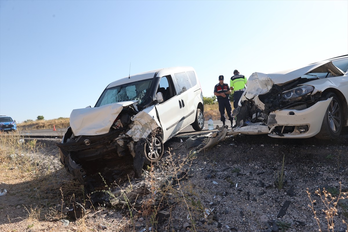 Nevşehir'de otomobil ile hafif ticari aracın çarpışması sonucu 4'ü çocuk 14 kişi yaralandı. Kaza...