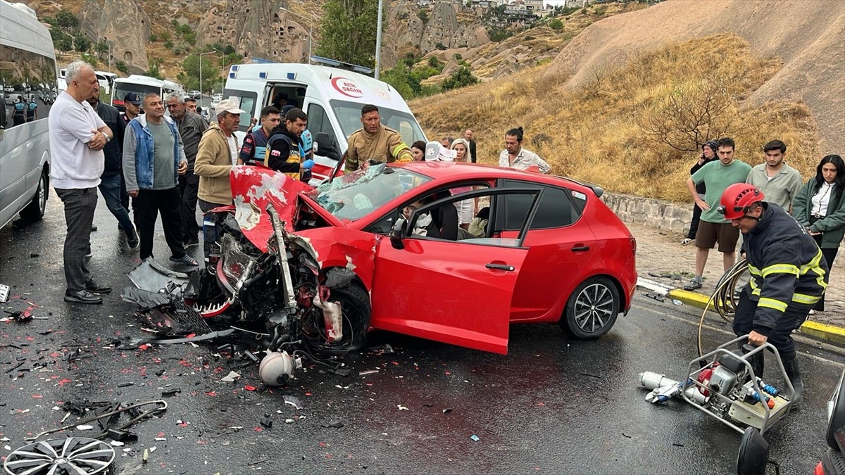 Nevşehir'de turistleri taşıyan minibüs ile otomobilin çarpışması sonucu 6 kişi yaralandı. Kaza...