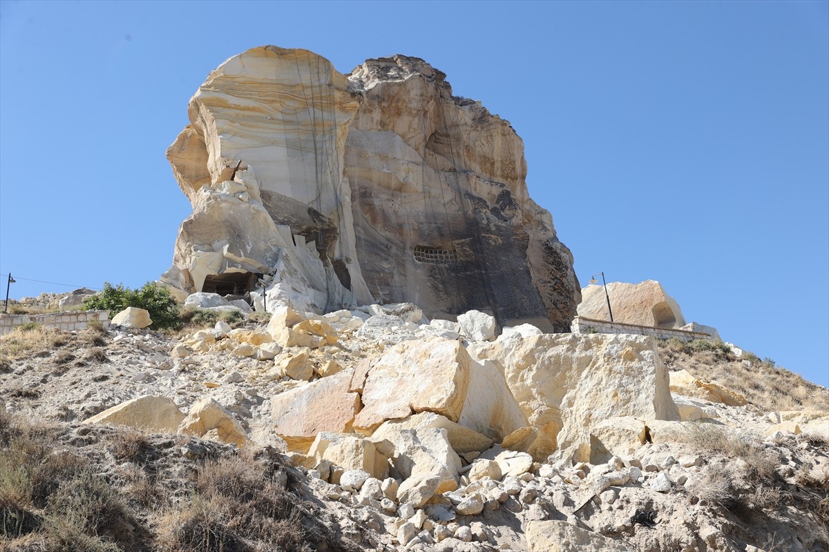 Nevşehir'in Ürgüp ilçesinde tüf kayaç oluşumlu Kadıkalesi'nden kopan kaya kütlesi düştü. Kayalarda...