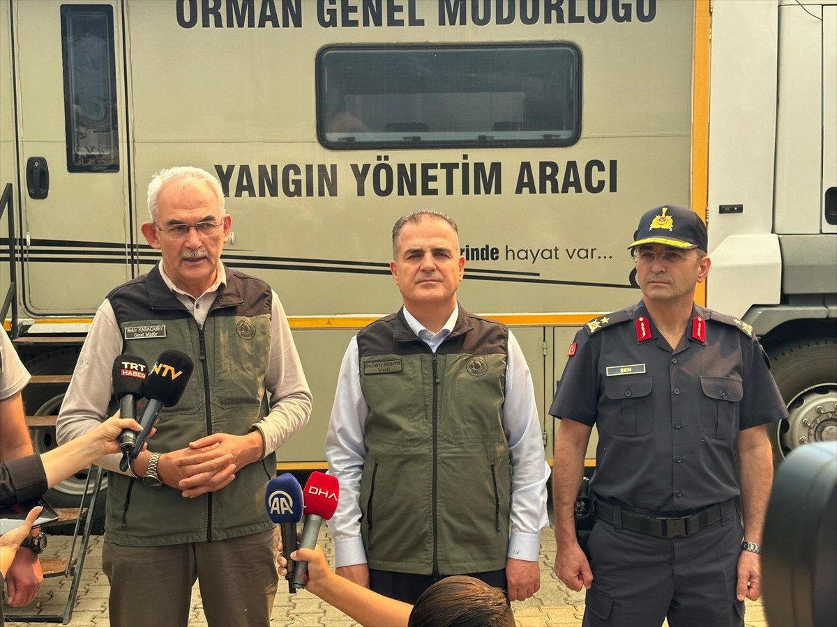 Orman Genel Müdürü Bekir Karacabey (solda), Muğla Valisi İdris Akbıyık (ortada) ile Muğla'nın...