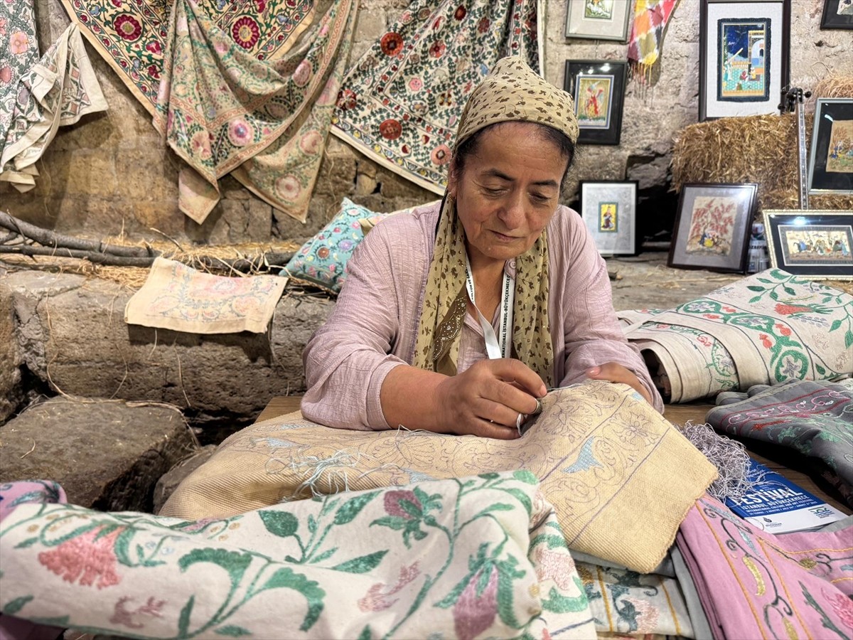 Orta Asya'da yüzyıllardır kadınların evde kullandığı tekstillerde kendini gösteren geleneksel...