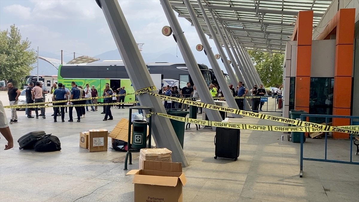 Osmaniye'de otogarda babası tarafından av tüfeğiyle vurulan kadın yaralandı. Olay yerine sevk...