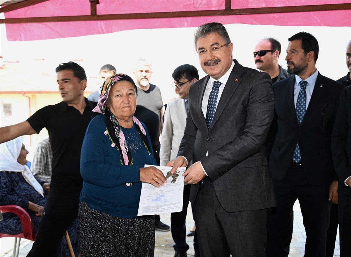 Osmaniye'nin Kadirli ilçesinde yapımı tamamlanan 15 köy evi, törenle depremzedelere teslim edildi....