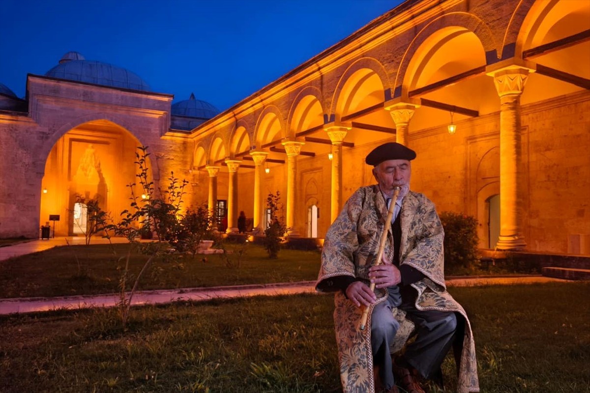 Osmanlı döneminde tıp dersleri ve tedavi yöntemlerinin anlatıldığı Sultan II. Bayezid Külliyesi...