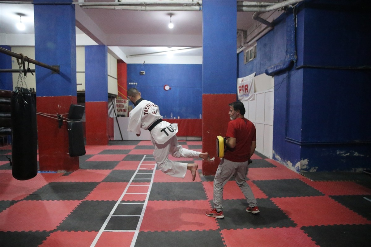 Para tekvandoda 4 kez Türkiye şampiyonluğu sevinci yaşayan, Avrupa ve dünya ikincisi milli sporcu...