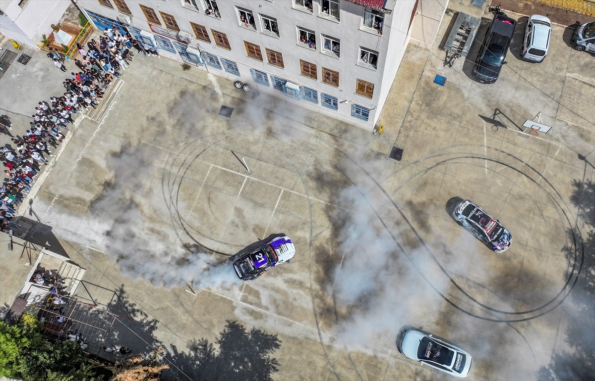 Profesyonel drift pilotu Harun Karabulut, otomobil tutkunu gençlerin sokaklarda değil, profesyonel...