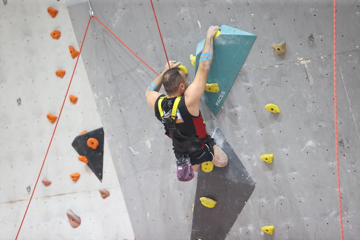 Rize'de 22 yıl önce geçirdiği trafik kazası sonucu iki bacağını da kaybeden 34 yaşındaki Mustafa...