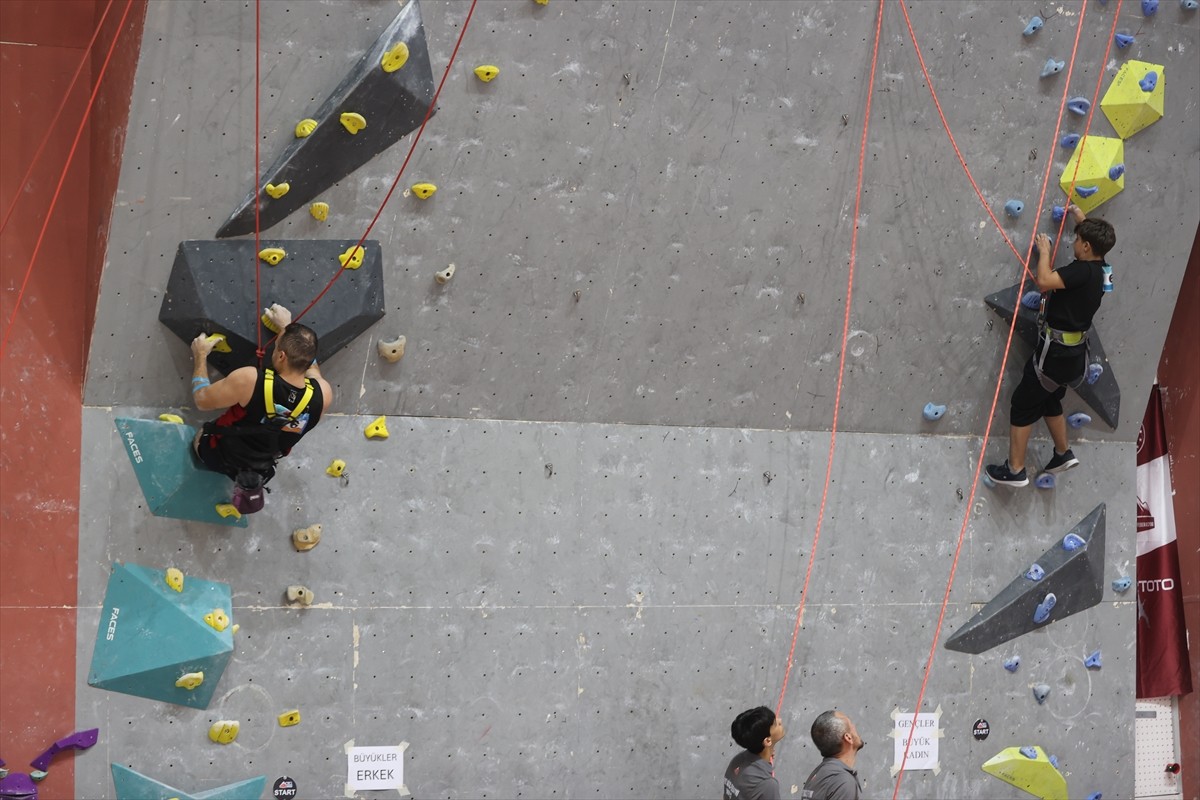 Rize'de 22 yıl önce geçirdiği trafik kazası sonucu iki bacağını da kaybeden 34 yaşındaki Mustafa...