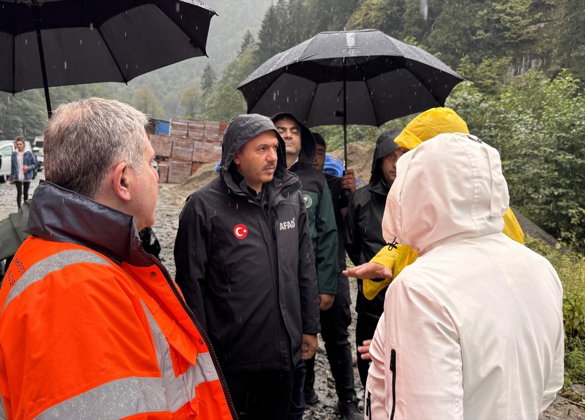 Rize'de sağanak nedeniyle derelerin su seviyeleri yükseldi, heyelanlar meydana geldi. Rize Valisi...