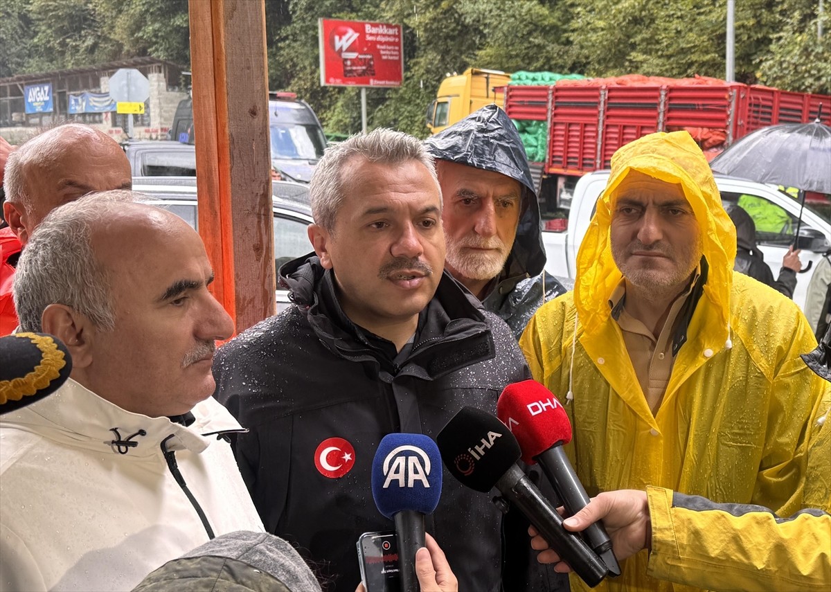 Rize'de sağanak nedeniyle derelerin su seviyeleri yükseldi, heyelanlar meydana geldi. Rize Valisi...
