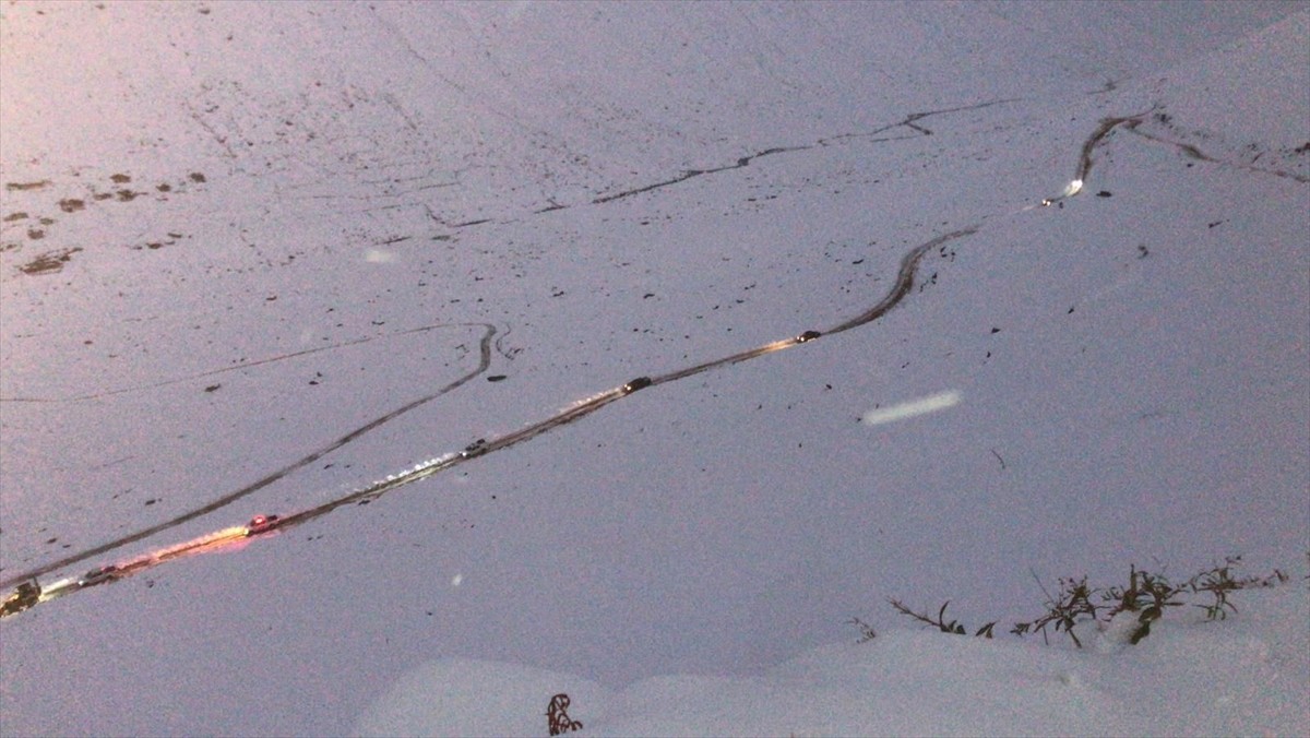 Rize'de sağanak yağış sonrası ulaşıma kapanan Ayder Yaylası yoluna alternatif güzergahlardan...