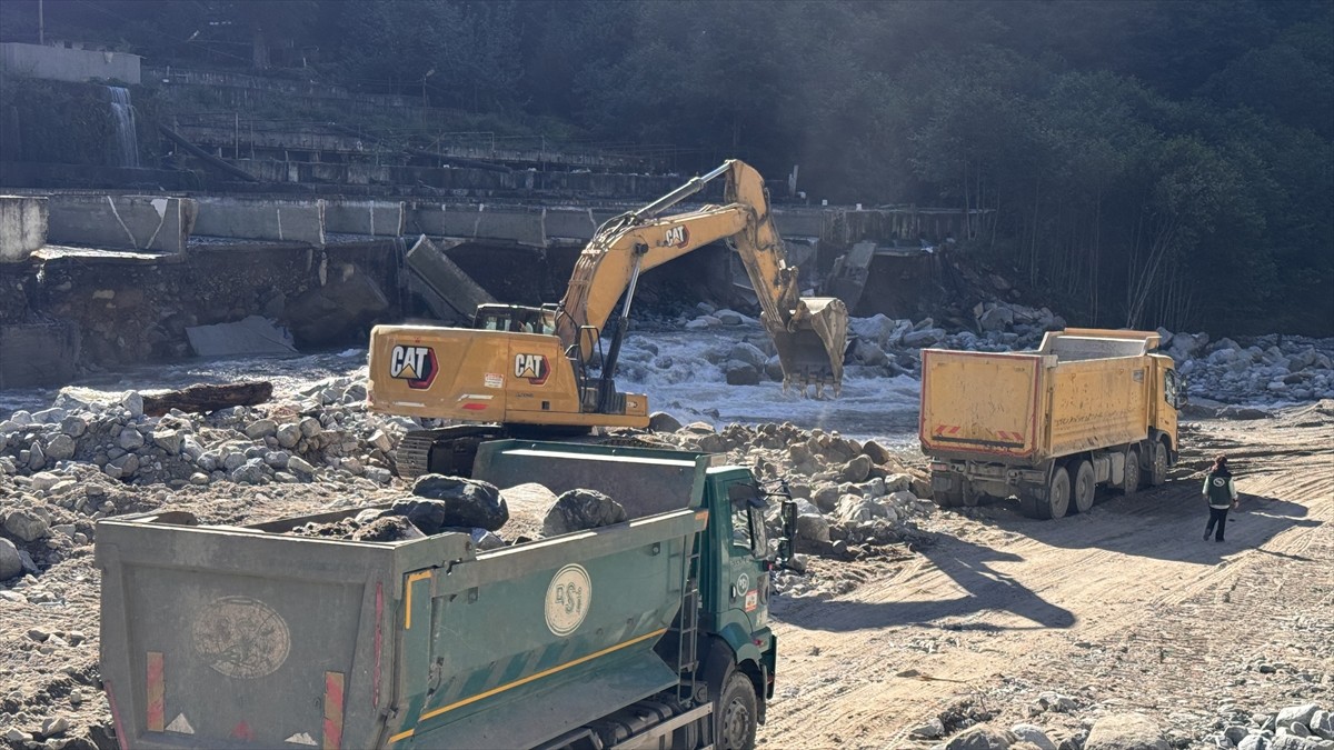 Rize'de şiddetli yağışın ardından çökme meydana gelen Çamlıhemşin ve Ayder Yaylası yolunda...