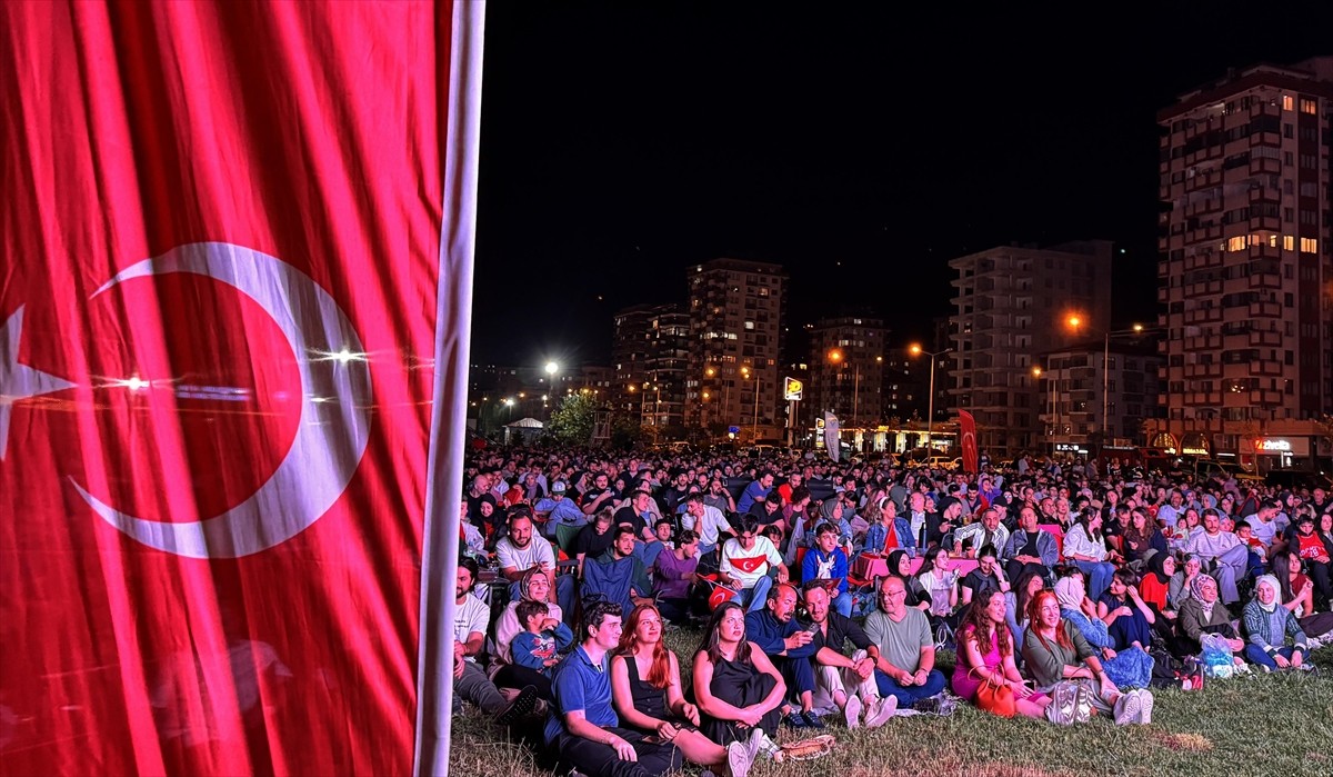 Rize'de vatandaşlar, A Milli Basketbol Takımı'nın 2025 Avrupa Basketbol Şampiyonası (EuroBasket...