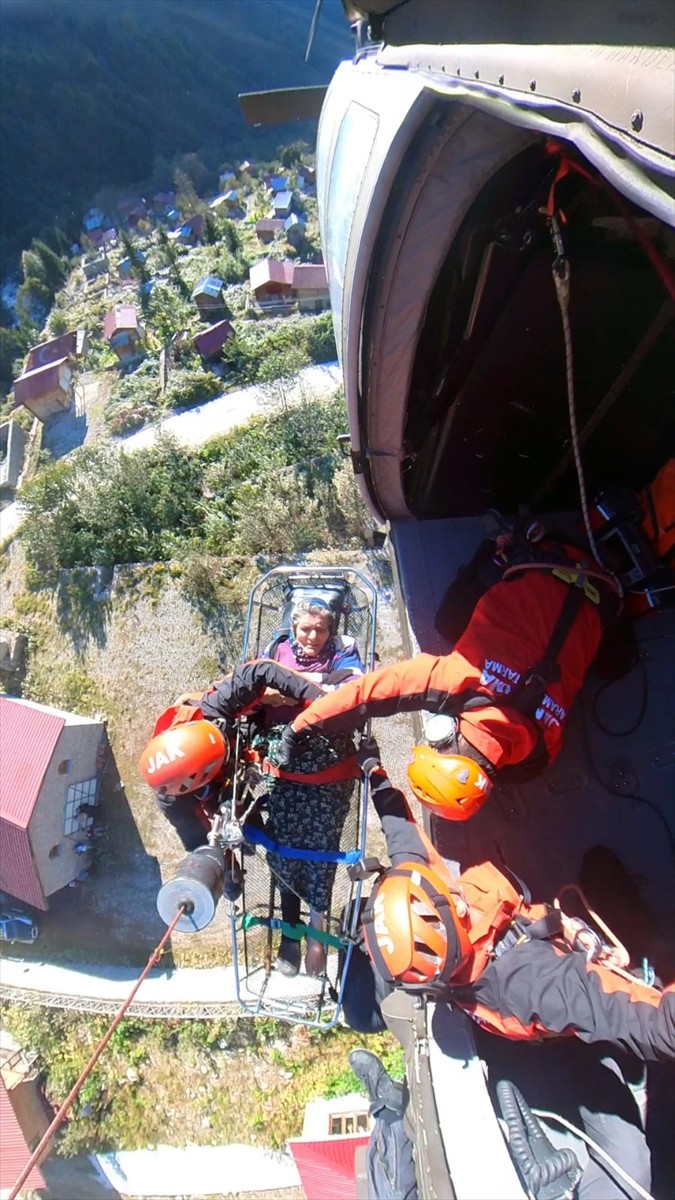 Rize'nin Ardeşen ilçesindeki Nolaşkari Yaylası'nda sel nedeniyle mahsur kalan ve ayağında...