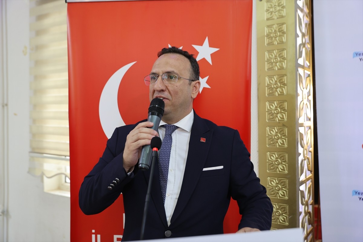 Saadet Partisi Genel Başkan Yardımcısı Sinan Tekin, Mardin Öğretmenevi'nde partisince düzenlenen...