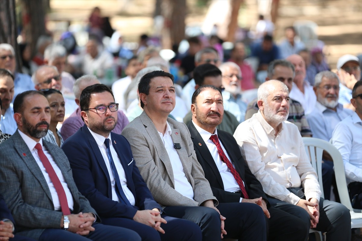 Saadet Partisi Genel Başkanı Mahmut Arıkan (ortada), Antalya'nın Döşemealtı ilçesindeki piknik...