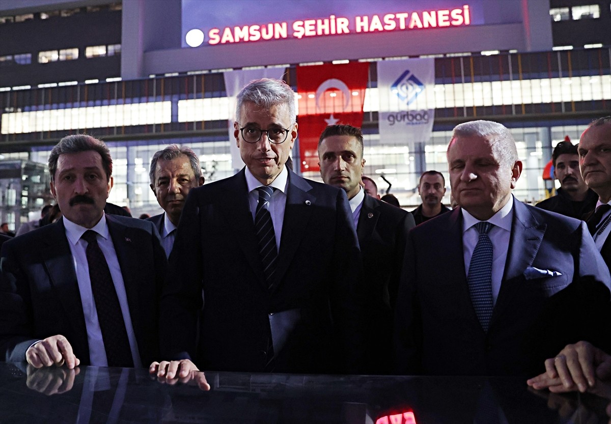 Sağlık Bakanı Kemal Memişoğlu (ortada), Samsun'da tamamlanma aşamasına gelen şehir hastanesinde...