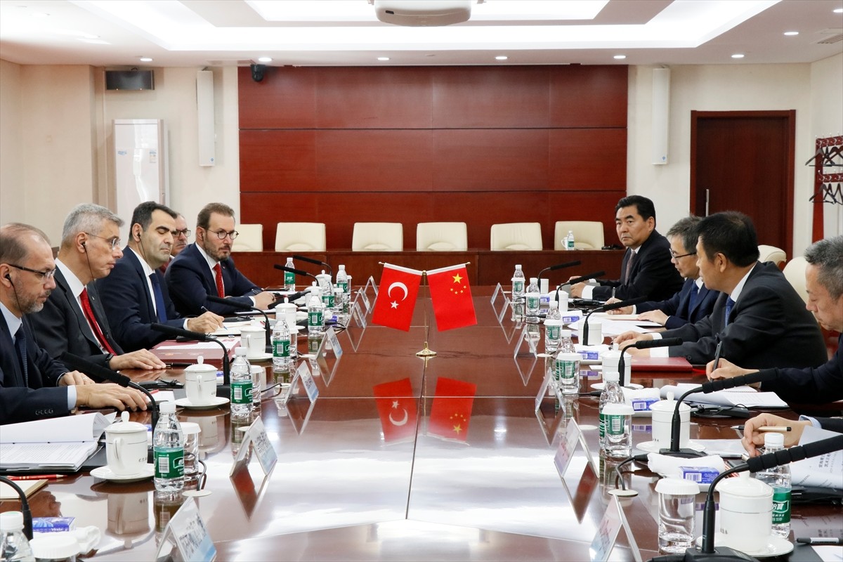 Sağlık Bakanı Kemal Memişoğlu (solda), Çin'i ziyaretinde bakan düzeyindeki mevkidaşı, Çin...