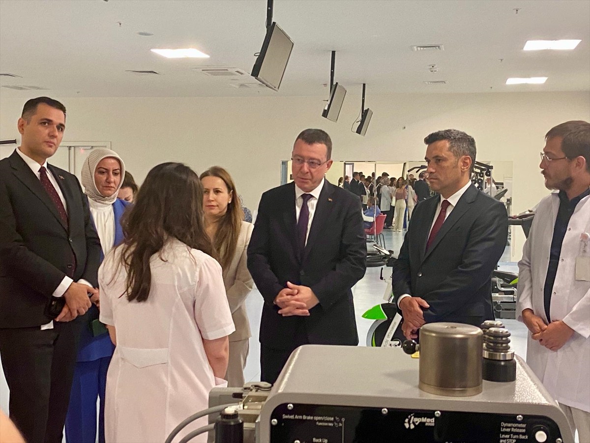 Sağlık Bakanlığı Kamu Hastaneleri Genel Müdürü Hakan Usta (sağ 3), Eskişehir Şehir Hastanesinde...