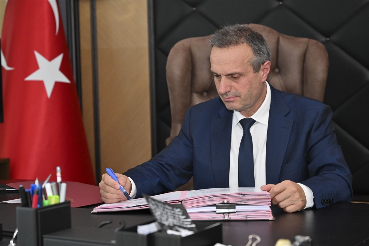 Sağlık Bakanlığı Türkiye İlaç ve Tıbbi Cihaz Kurumu Başkanı Prof. Dr. Ahmet Ayar, çocuklar için...