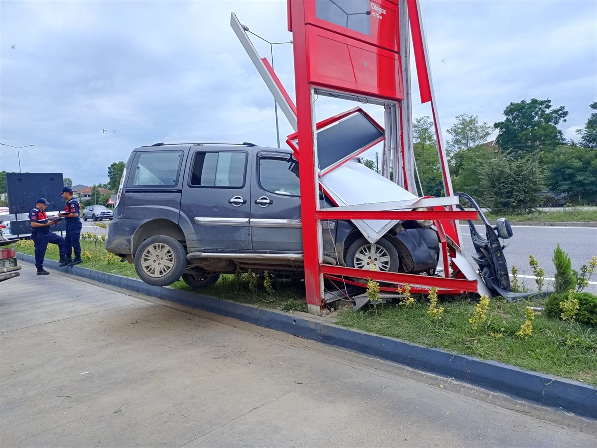 Samsun'da hafif ticari aracın akaryakıt istasyonu tabelasına çarpması sonucu 3 kişi...